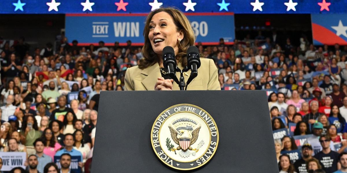 Kamala Harris alelnök, demokrata elnökjelölt egy kampányrendezvényen az Arizona állambeli Glendale városában