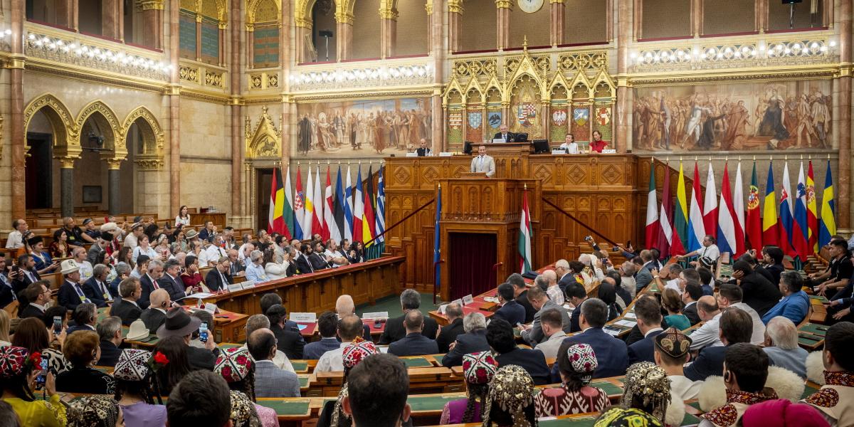 Az idei kurultáj megnyitója a Parlamentben, 27 „hun-türk tudatú” nemzet képviselőivel