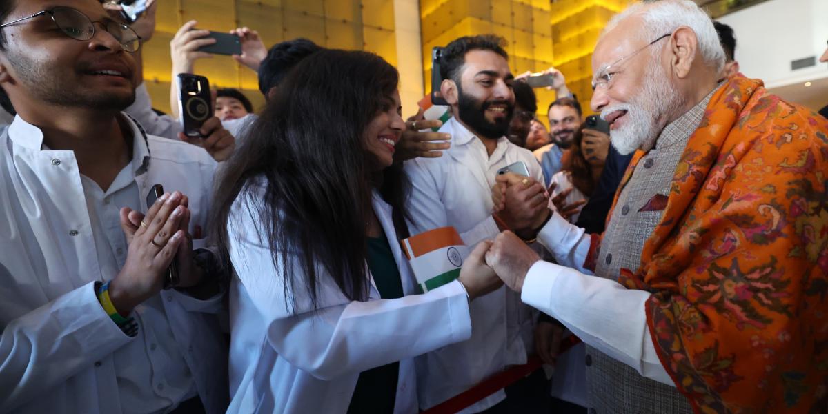 Narendra Modi indiai miniszterelnököt az ukrajnai indiai közösség tagjai köszöntötték a kijevi repülőtéren augusztus 23-án 