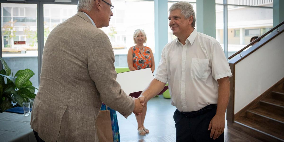 Ungváry Zsolt (j) Aradszky András (b) KDNP-s politikussal tanévet nyit. 