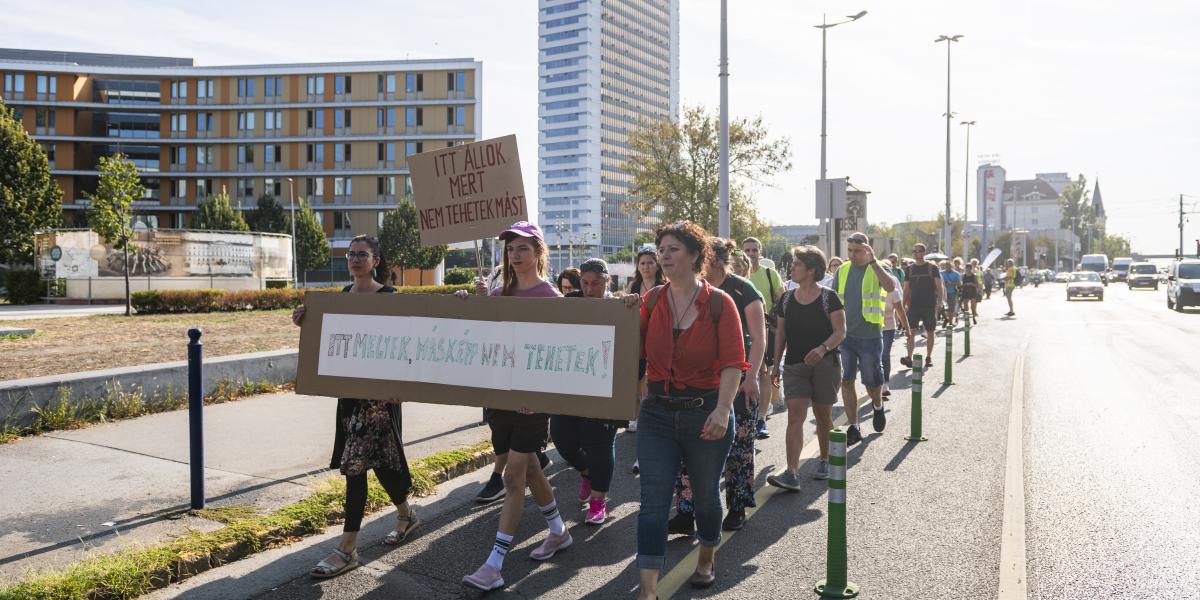 Tiltakozók vonulnak a fővárosban a MET iskoláinak bezárása után 