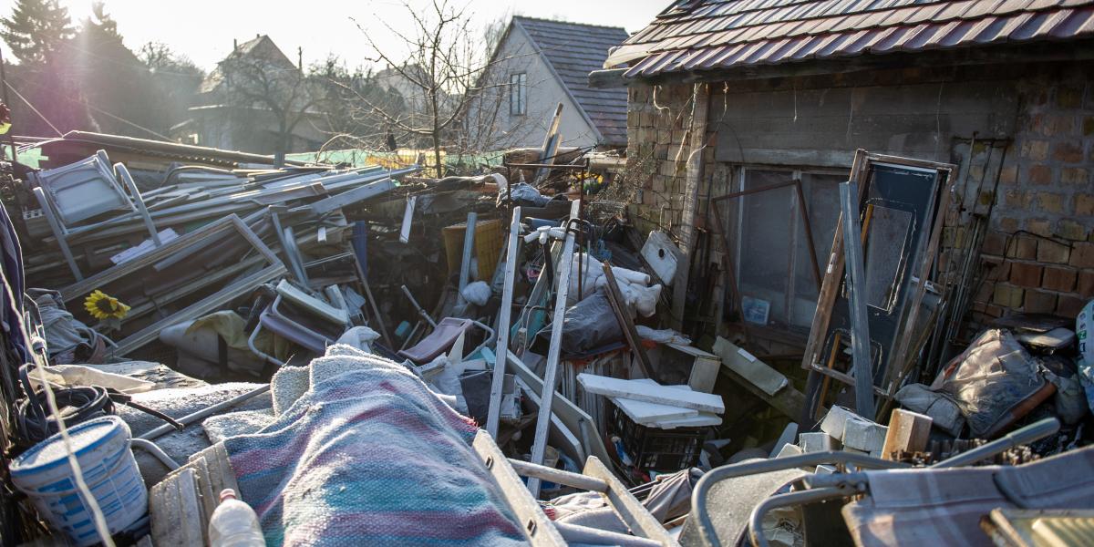 A szomszédok akár a rendőrséghez is fordulhatnak a magánháznál felhalmozott veszélyes hulladék miatt