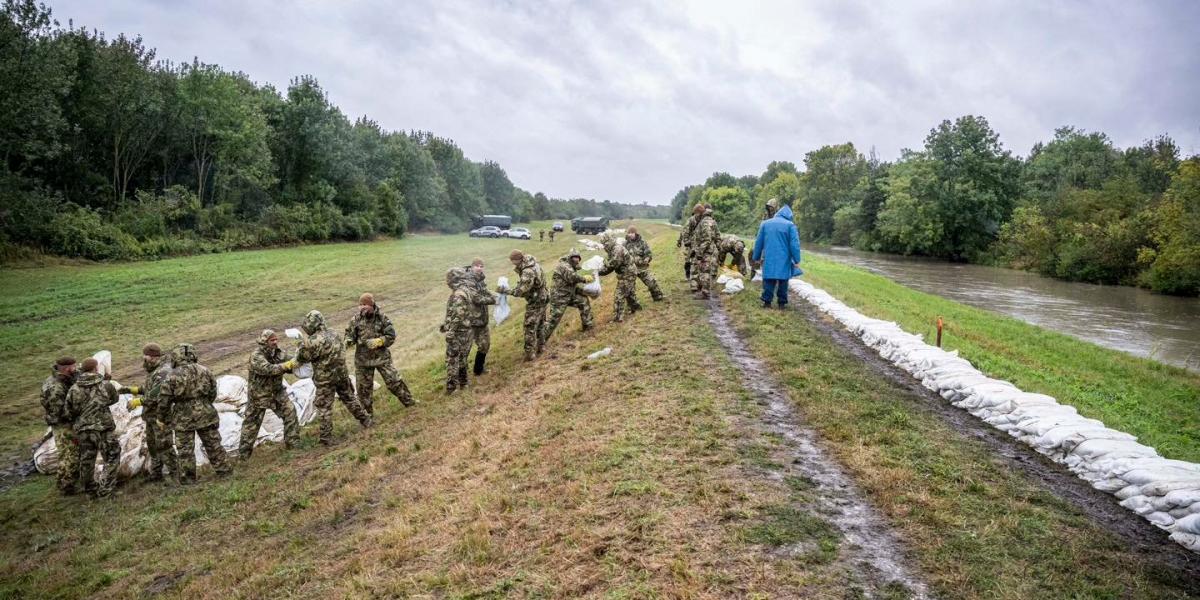 Gáterősítés a Lajta és a Malom-ági Lajta torkolatánál. Kék esőkabátban Nagy István agrárminiszter 