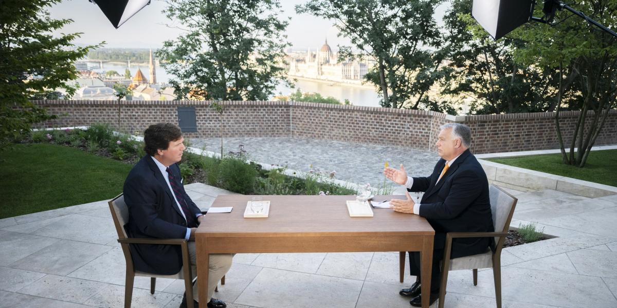 Tucker Carlson és Orbán Viktor a Karmelita teraszán