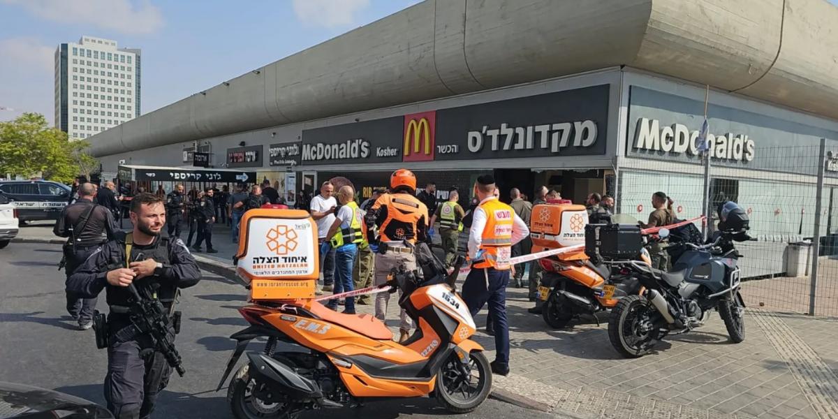 Lövöldözés volt egy izraeli buszpályaudvaron, egy fiatal nő meghalt, többen megsérültek