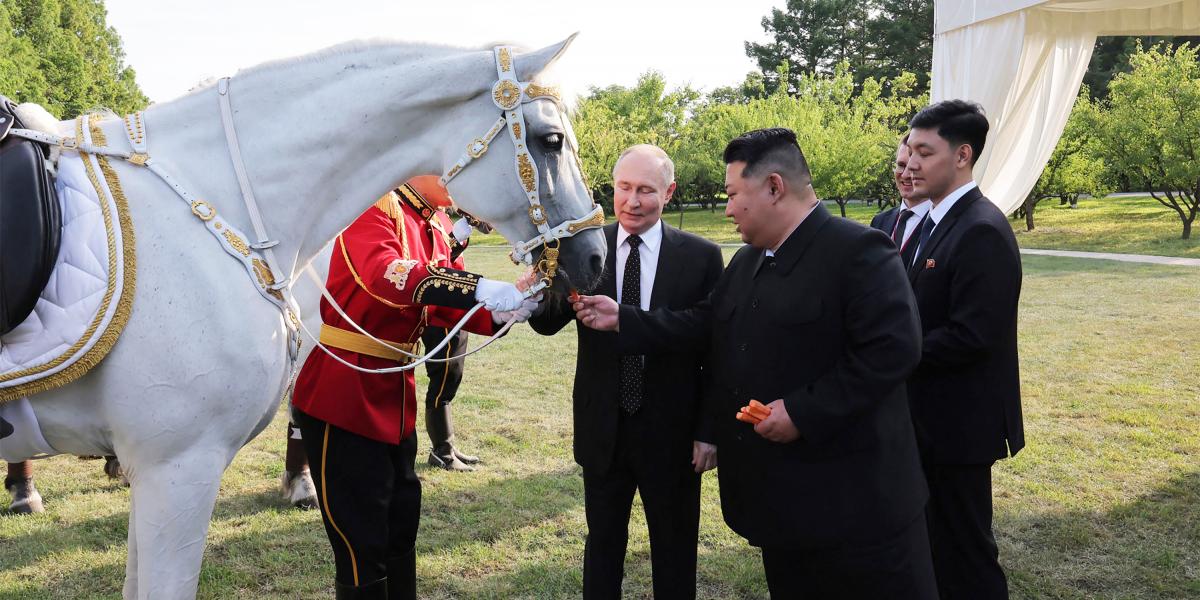 Kim Dzsongun fehér lovat „áldoz” Putyinnak. Észak-Korea is a háború nyertesei közé tartozik