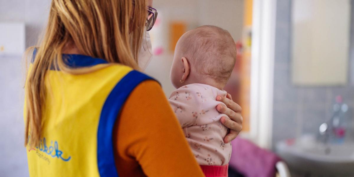 Csak Pécsen az utóbbi egy évben 112 olyan kórházban ápolt gyerekkel foglalkozott a Nevetnikék Alapítvány, aki k mellett egyáltalán nem volt szülő