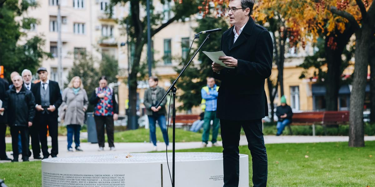 „A pusztítás szavakkal és gyűlölettel kezdődött” – Karácsony Gergely felavatta a Klauzál téri gettóemlékművet