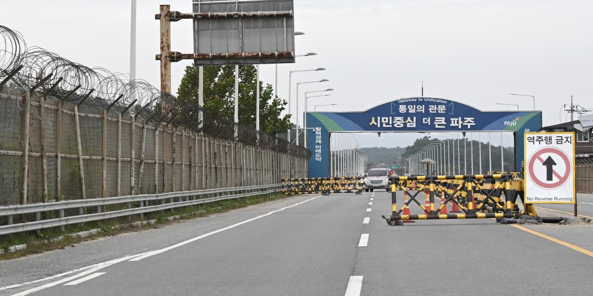 Ellenőrzőpont a két Korea között Pajut és Kaesongot összekötő Tongil hídon 2024. október 14-én 