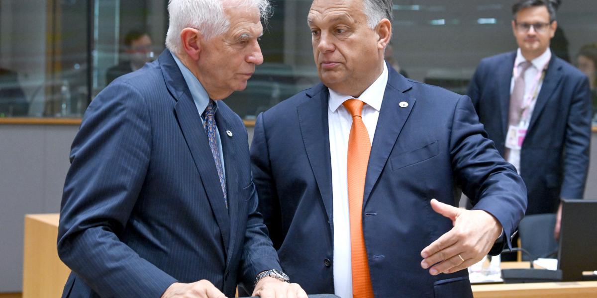 Orbán Viktor Josep Borrell EU-s kül- és biztonságpolitikai főképviselővel. Több uniós ország számára szimpatikus az az olasz megoldás, hogy a migránsokat a határaikon kívül felépített befogadóközpontokban helyezzék el