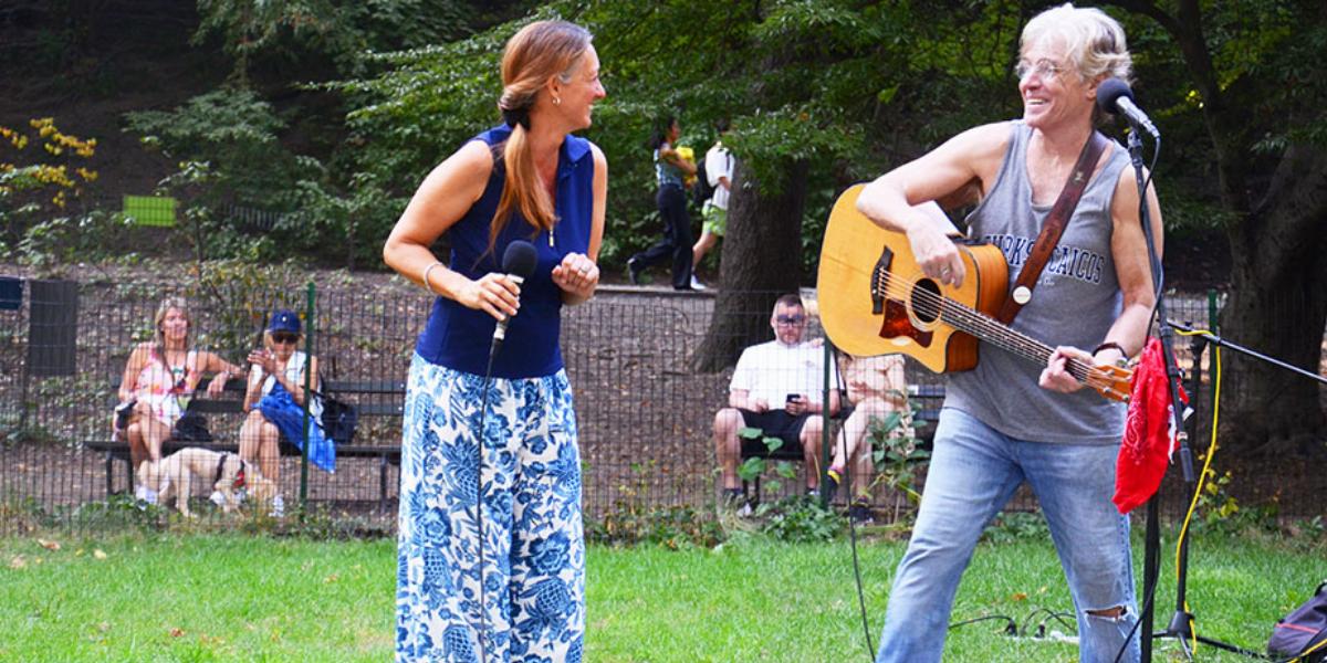 A Central Park közepén lévő mesterséges tó mentén állt és énekelt déltől 5-ig a Central Park Singer – ezt teszi évtizedek óta, miközben a hallgatóság ott ül a fűben 