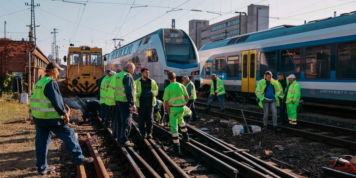 A MÁV-tól elvont milliárdok most bosszulják meg magukat: A kisiklások csak a kezdet, jönnek a biztosítórendezés problémák és felsővezeték szakadások