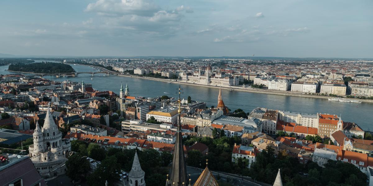 Itt az újabb magyar siker, Budapest lett a régió második legszegényebb fővárosa az egy lakosra jutó nettó elsődleges jövedelem alapján