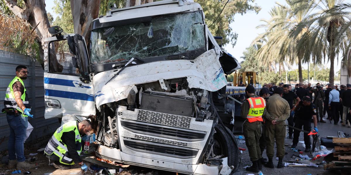 Terrortámadás Izraelben: kamion hajtott egy buszmegállóba, egy ember meghalt