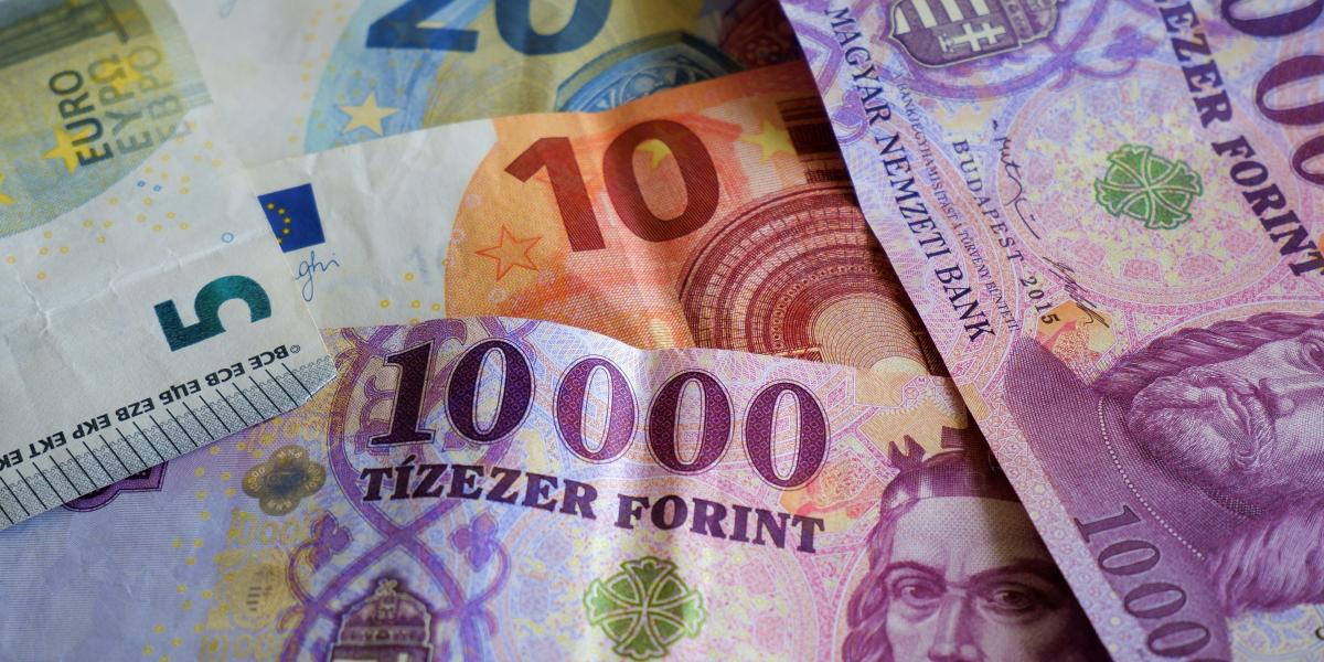 Reggel 2022 vége óta nem látott szinten indított a forint, azóta már 409 felett jár az euró