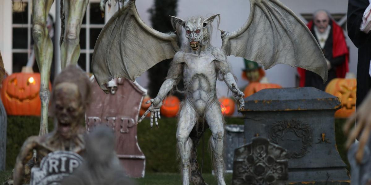 A kaliforniai Los Angeles Hancock Park negyedében lévő ház fel van díszítve az éves halloweeni ünnepre, 2022. október 29-én. 