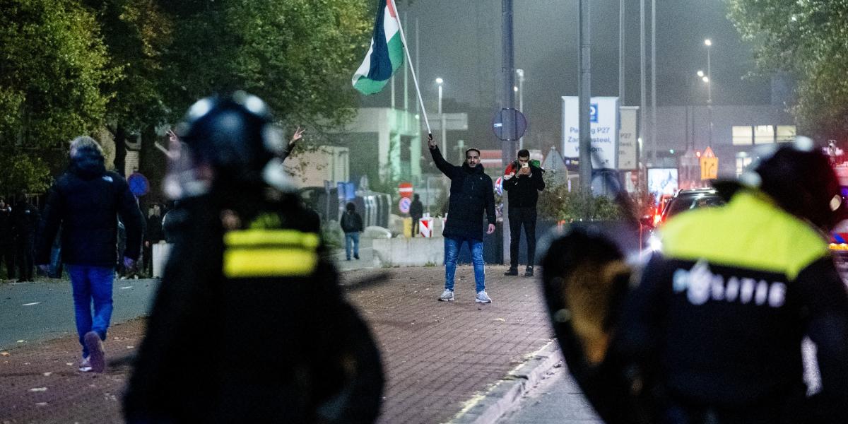 Izraeli fociszurkolókat támadtak meg Amszterdamban, többen megsérültek