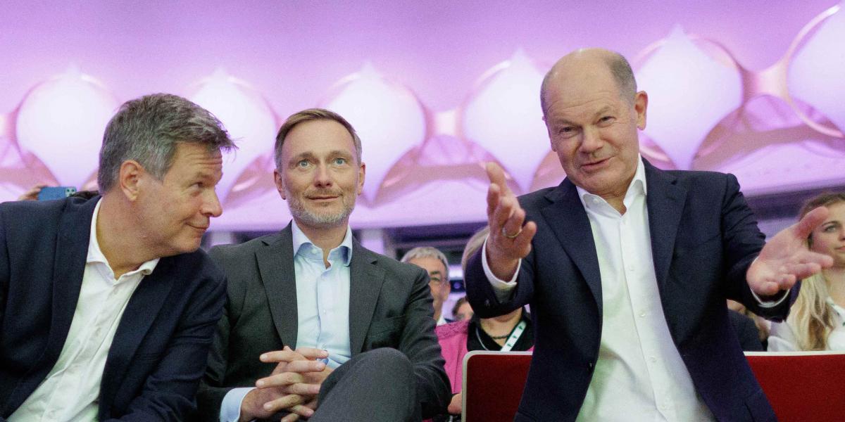 Robert Ha­beck gazdasági és Christian Lindner volt pénzügyminiszter Olaf Scholz kancellárral