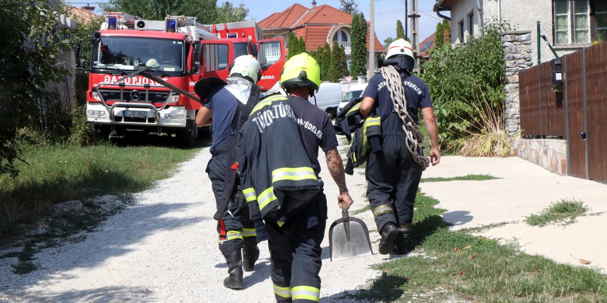 Képünk illusztráció, tűzoltók Miskolcon 2022 augusztusában