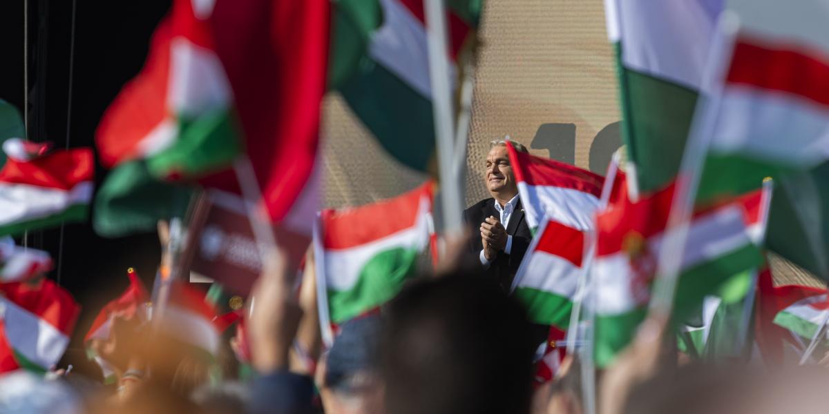 Orbán Viktor
október 23-án
félre nem érthető
módon adta
a tudtunkra,
hogy Magyarország
elhagyja
a NATO-t és az
Európai Uniót,
s a választásokon
is győztest
hirdetett