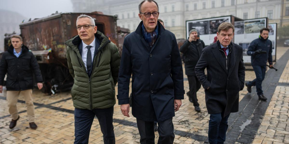 Martin Jäger ukrajnai német nagykövet és és Friedrich Merz, a CDU vezetője Kijevben december 9-én 