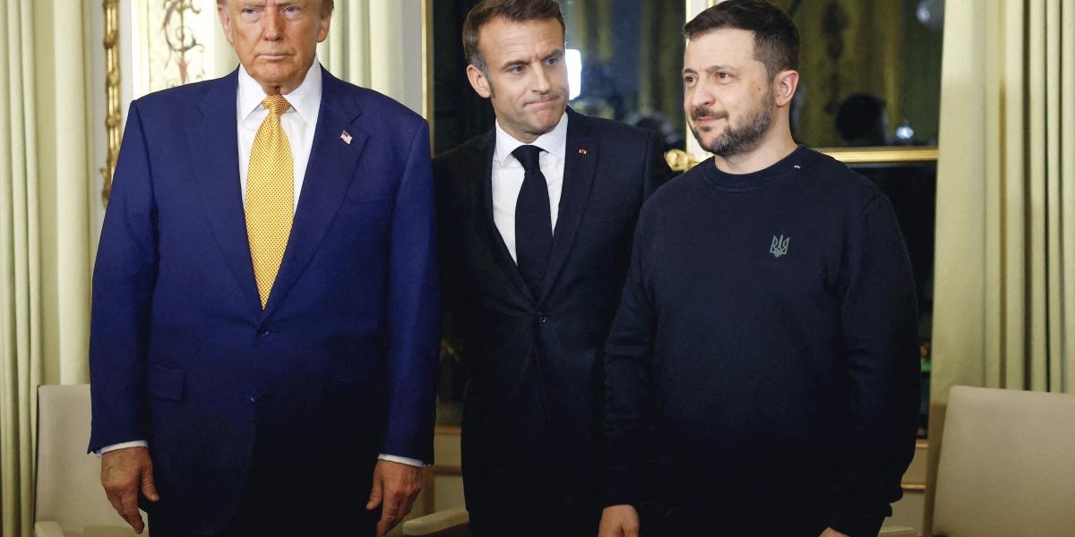 Trump, Macron és Zelenszkij párizsi találkozója. Nem maradt észrevétlen a leendő amerikai elnök üzenete, aki ukrán nemzeti színekbe öltözött