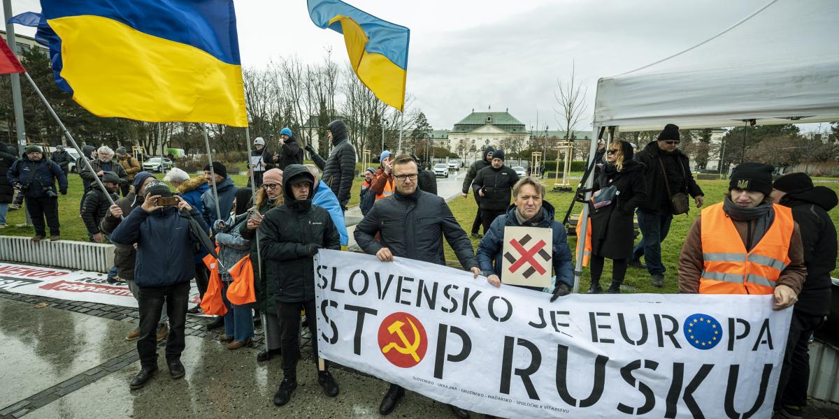 Volodimir Zelenszkij szlovákul üzent Robert Ficónak a moszkvai út után, a pozsonyi kormányhivatal előtt több százan tüntettek