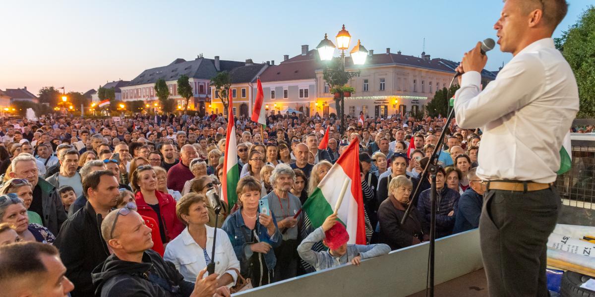 Magyar Péter egy teherautó platójáról beszél. A neheze csak most jön: az érzelmi kereteket értelemmel kell megtöltenie