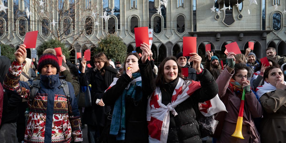 Tüntetők december 28-án a tbiliszi parlament épülete előtt