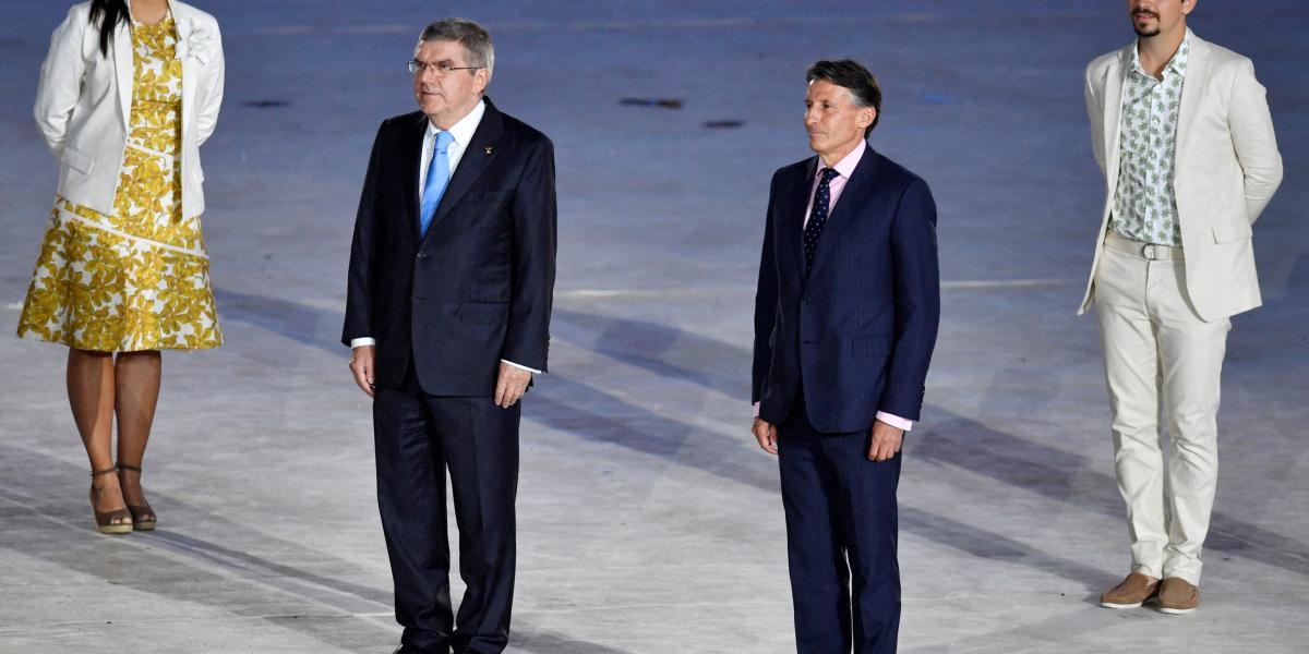 Thomas Bach és Sebastian Coe (középen balról jobbra)  a 2016-os riói olimpia záróünnepségén