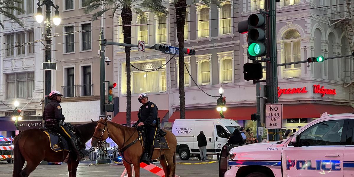 A rendőrök lezárták a Canal Street és a Bourbon Street kereszteződését