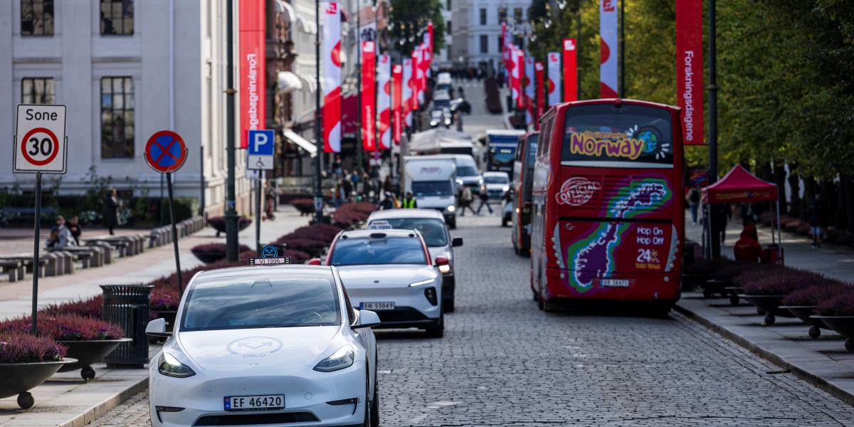 Utcakép elektromos taxikkal Osloban 