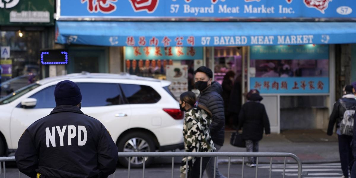 Rendőr Manhattan Chinatown negyedében - Képünk illusztráció 