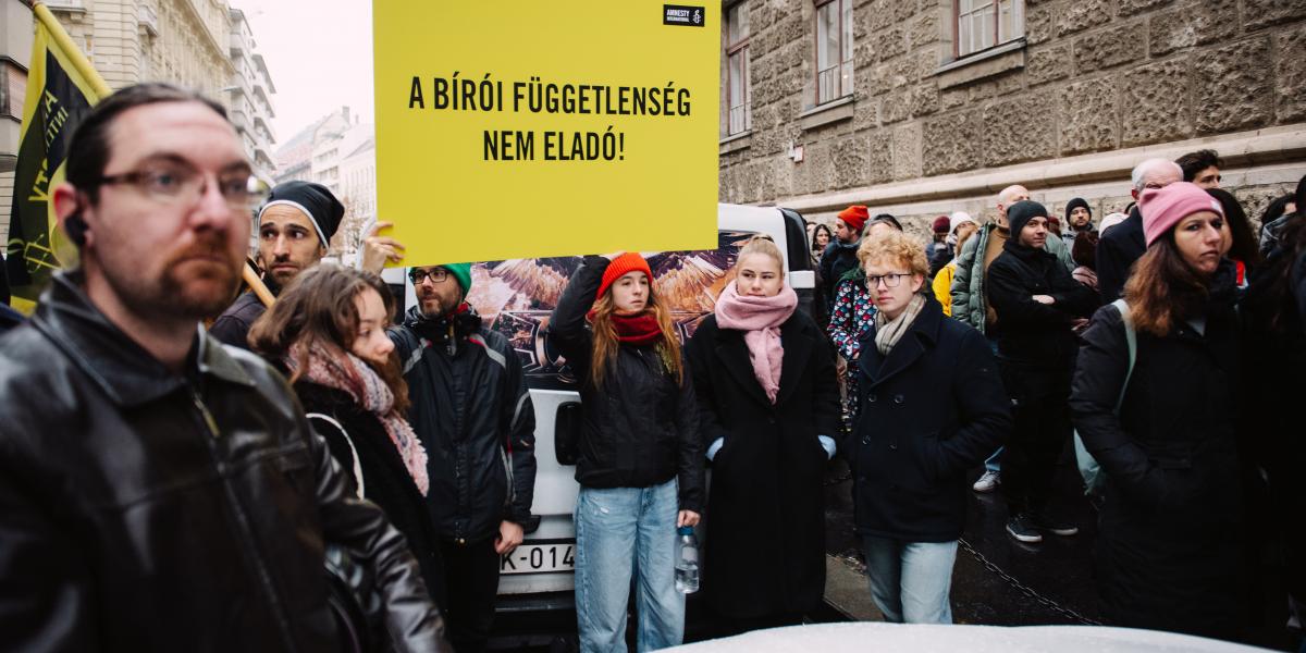 Szokatlan fellépés. Az Országos Bírói Tanács ülésének helyet adó épület előtt mintegy 150-200-an demonstráltak december közepén