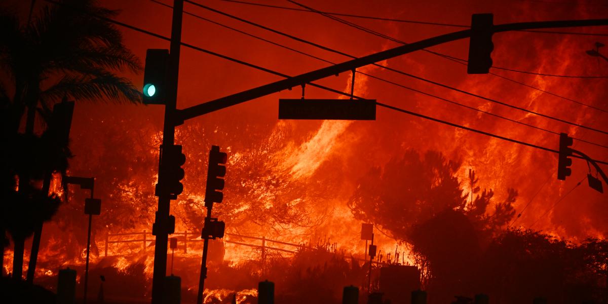 Erdőtűz pusztít Kalifornia államban, a Los Angeles-i Pacific Palisades lakónegyedben 2025. január 7-én. 