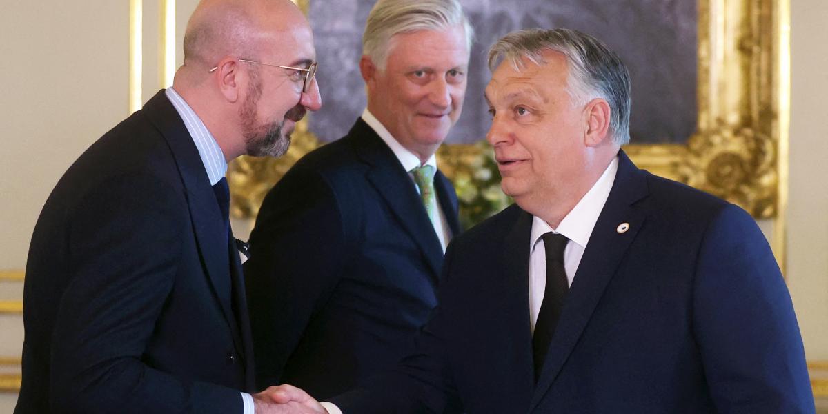 Fülöp belga király figyeli a Charles Michel-el kezet fogó Orbán Viktort Brüsszelben 2024. április 17-én 