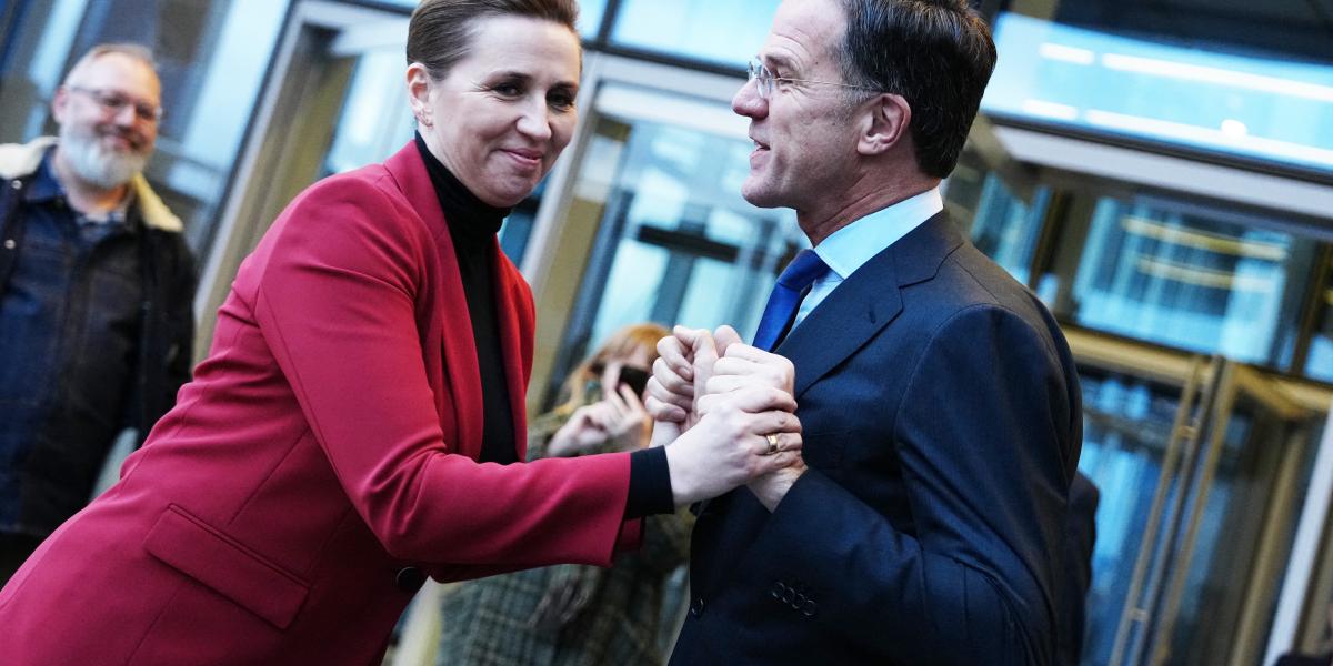 Mette Frederiksen dán miniszterelnök minden követ megmozgat. Tegnap Mark Rutte NATO-­főtitkárral egyeztetett Brüsszelben, ezt megelőzően az EU két vezető államának döntéshozóival tárgyalt