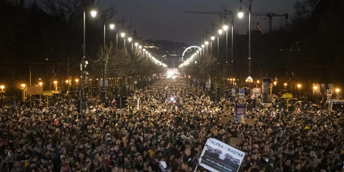 Odakint most szörnyek járnak - influenszerek szerveztek tömegtüntetést. 2024. február