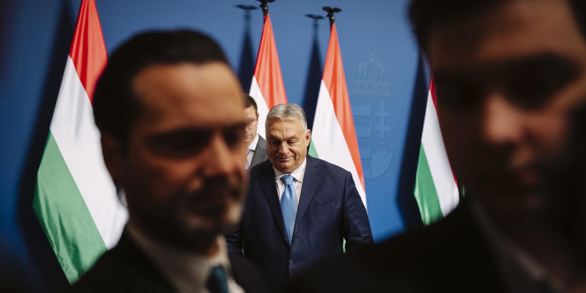 Orbán Viktor távozik a 2024. december 21-én megtartott évzáró sajtótájékoztató után 