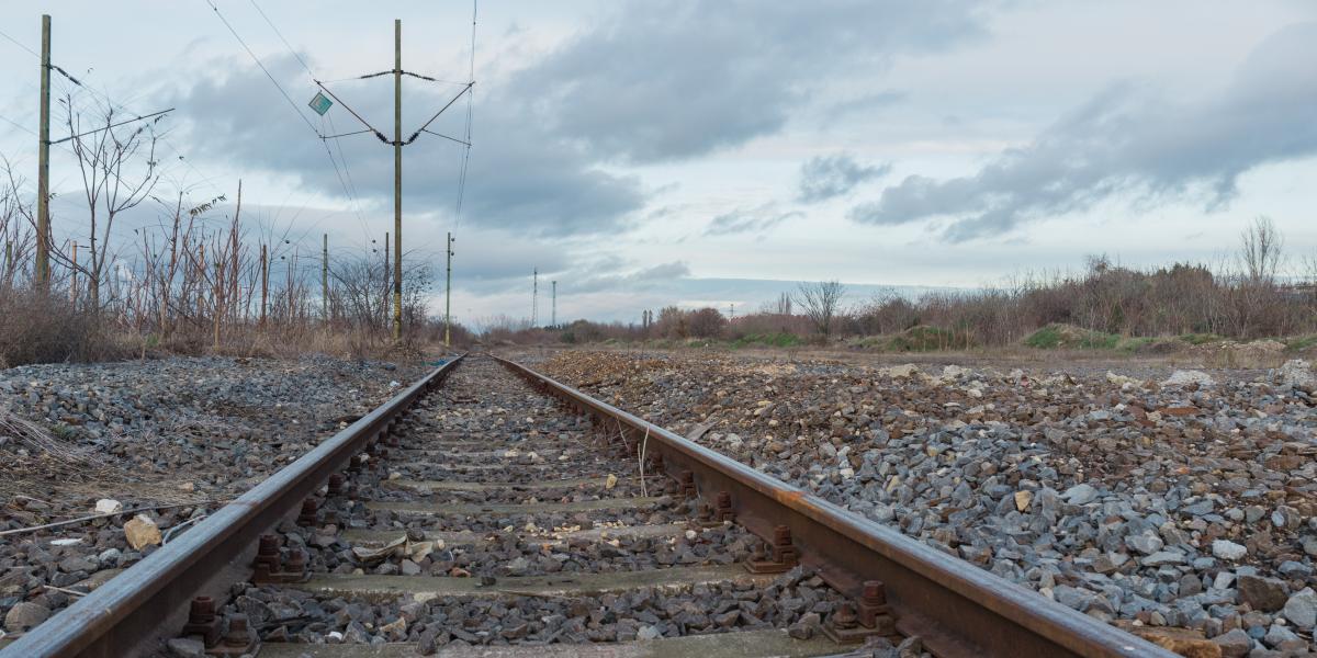 Szörnyű tragédia történt Győr közelében, édesanyát és gyermekét gázolta el a vonat Győrnél