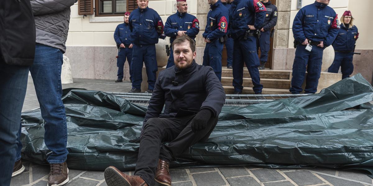 Nem adják kézbe a rendőrség idéző levelét Gelencsér Ferencnek, mert nincs elég postás