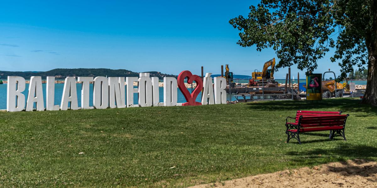 A Kúria és az Alkotmánybíróság is kimondta, hogy nem épülhet kikötő a földvári strandon. Mégis létrehoztak ott egyet, aminek mólóit közlekedő sávként jelölték a kormányrendelethez csatolt térképen. Vagyis a tiltakozók szerint utólag legalizálnak törvénysé