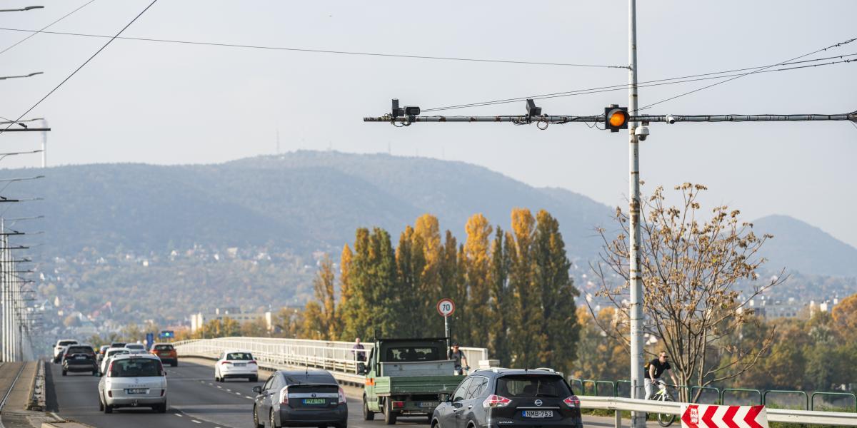 Baleset az Árpád hídon: a Budáról Pestre vezető oldalra repült át egy személyautó