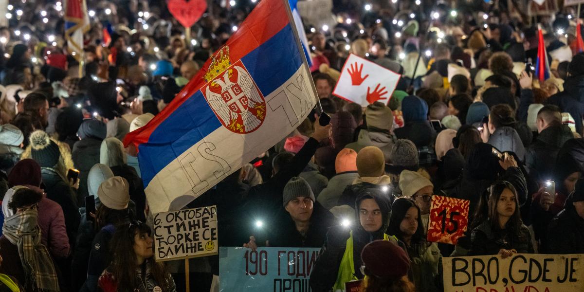 A mozgalom jelképe egy véres kéznyom, amely Kragujevacban is számos zászlón és plakáton volt látható