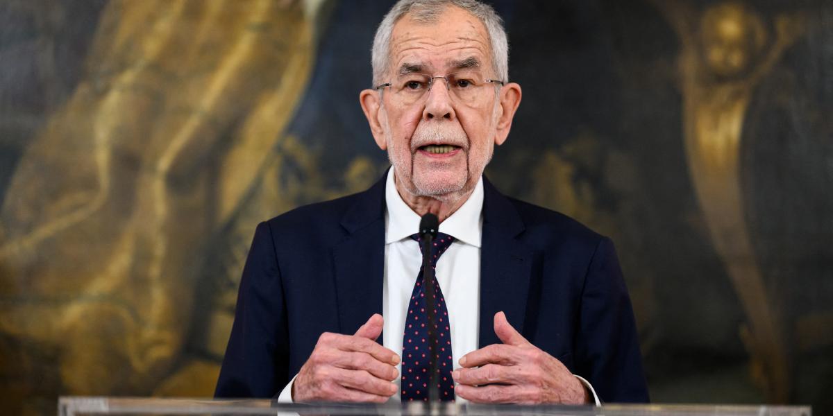 Az utóbbi időben az egyre inkább válságmenedzserként fellépő Van der Bellen elnök került reflektorfénybe