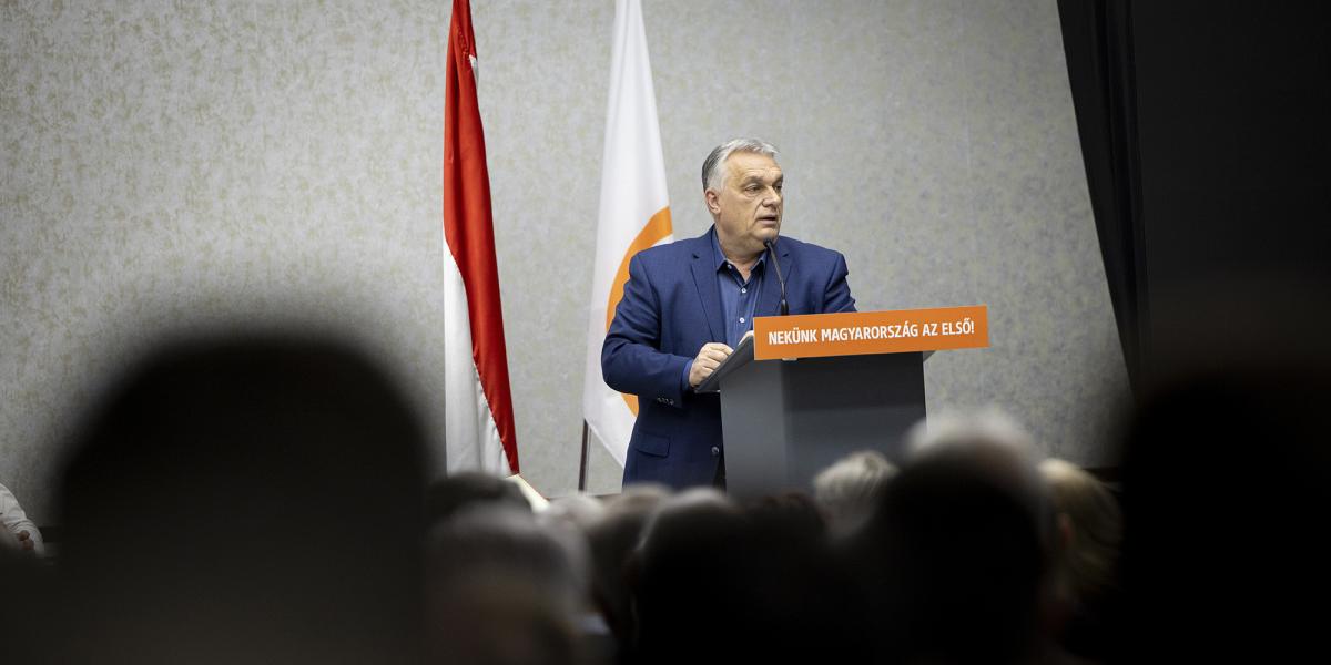 Orbán Viktor beszédet mond a Fidesz és a KDNP kihelyezett frakcióülésén Balatonfüreden 2025. február 18-án