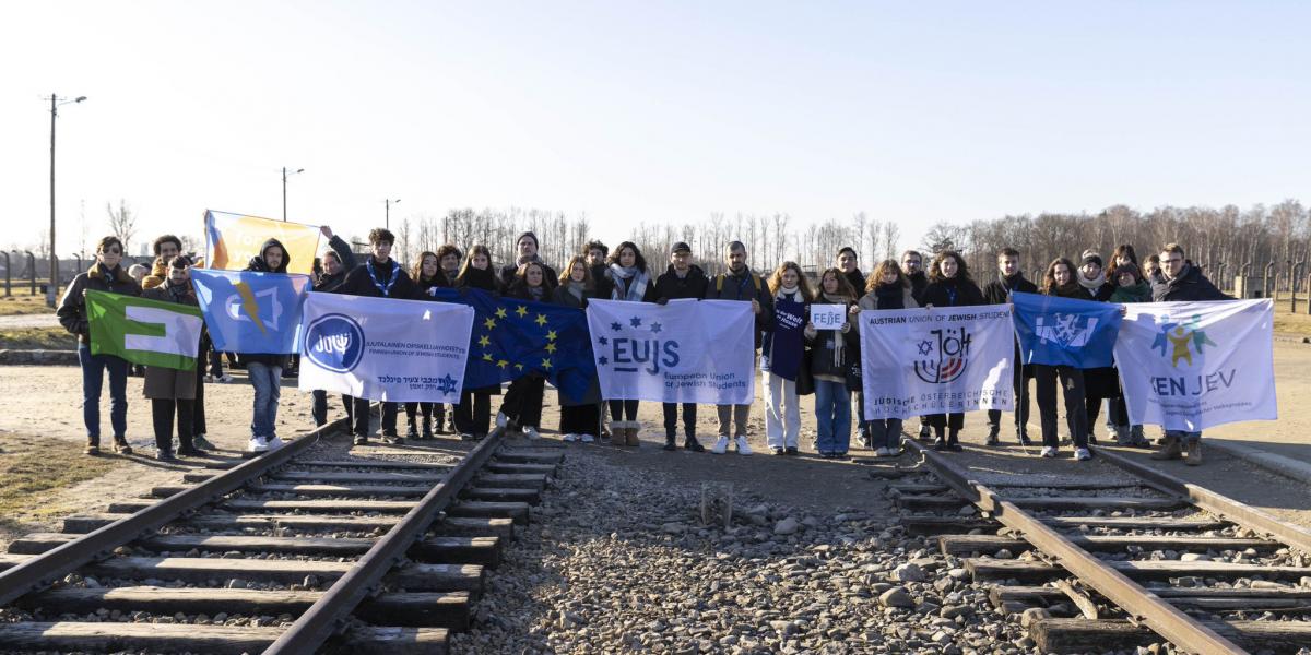 A diákok küldöttsége Auschwitz I és II-Birkenau tábort is meglátogatta, hogy az áldozatokról megemlékezzen