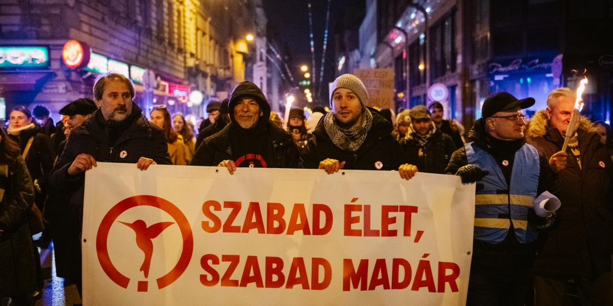 „Az új igazgatónak semmi köze ehhez a színházhoz” - Több százan tiltakoztak a Kolibri Színház előtt