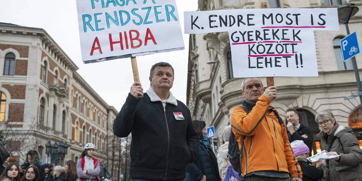 Magyar Péter azt állítja, hogy Orbán Viktor vagy az egyik családtagja lobbizta ki az elnöki kegyelmet Kónya Endrének