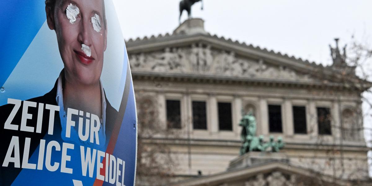 Frankfurtban nem túl népszerűek Alice Weidel plakátjai. Az AfD társelnöke szerint nem történt bűncselekmény